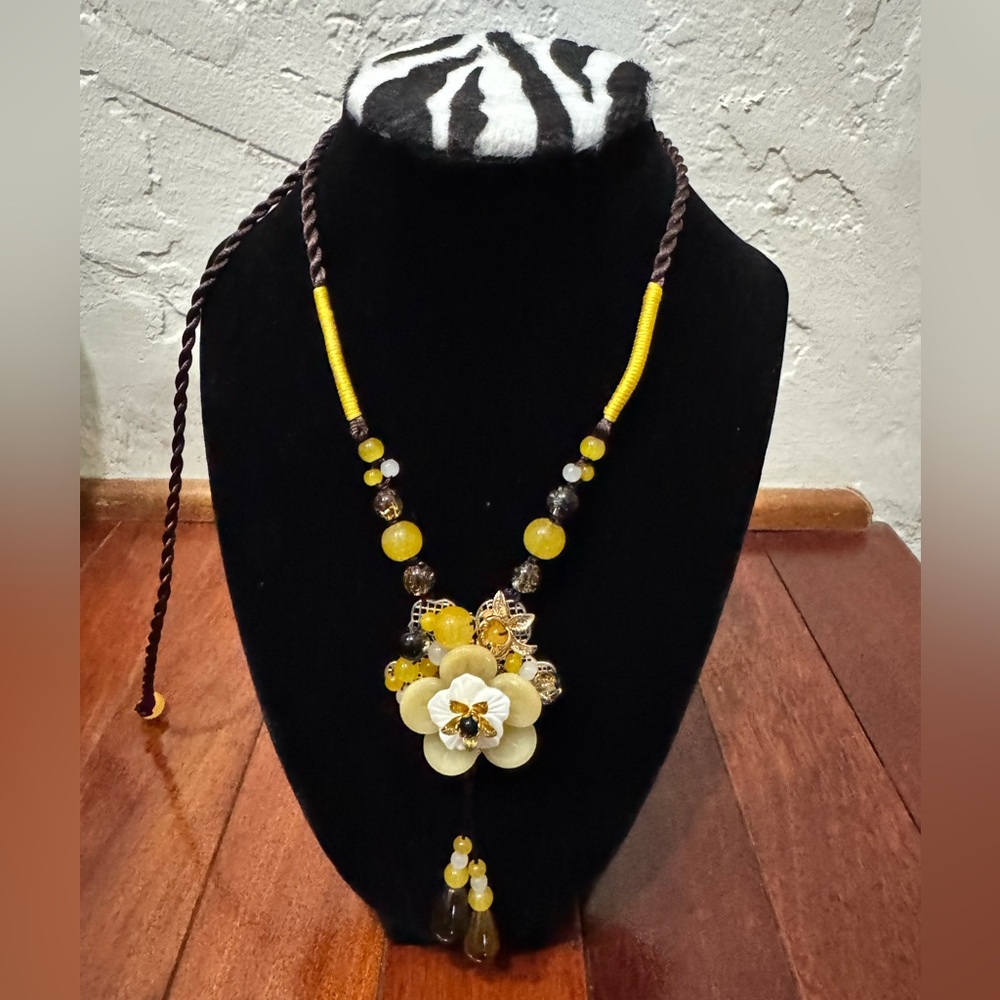 Elegant floral Beaded Necklace